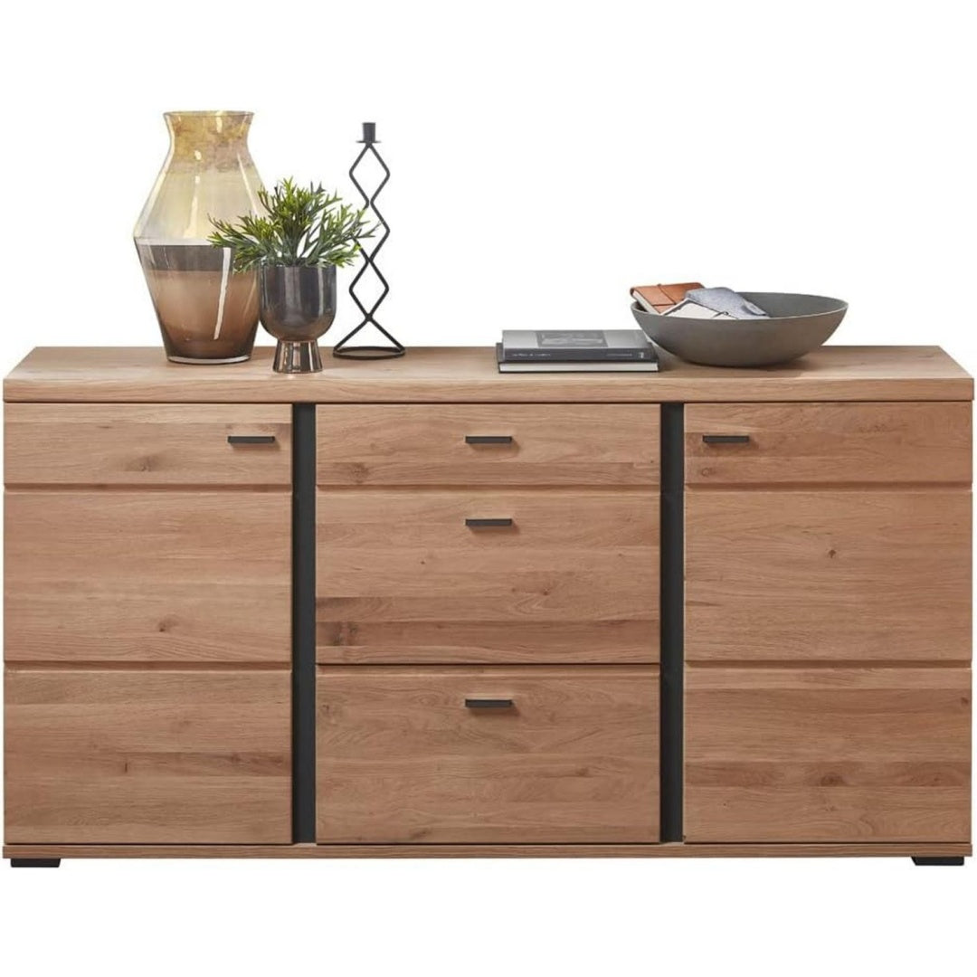 Verstellbare Ablagen und matte Oberflaechen an dem Sideboard