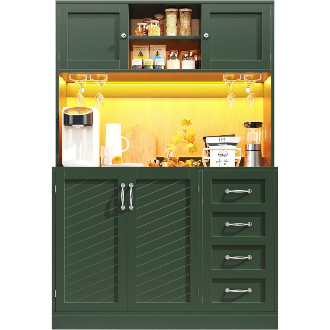 4 Tueren und 2 Schubladen an dem Sideboard