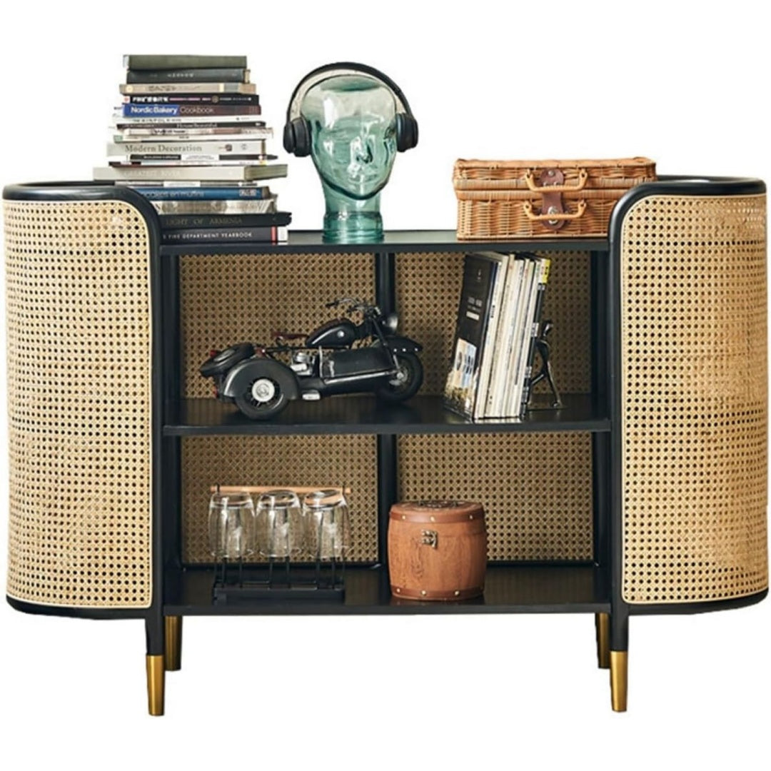 Die Gestaltung von dem Sideboard wird durch Massivholz und Rattan gepraegt in Naturbraun