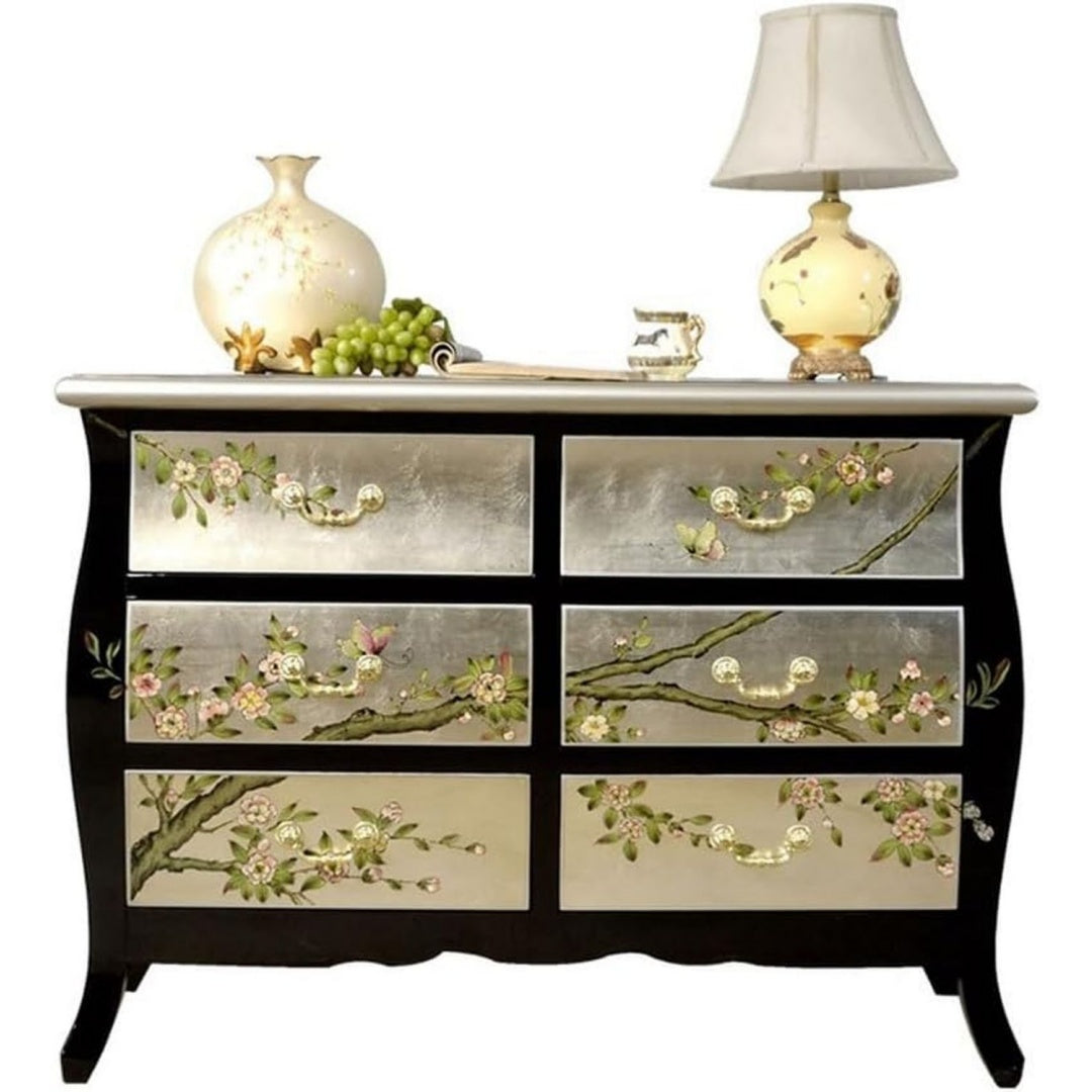 Schwarz und Gold bestimmt die Farbgebung von dem Sideboard