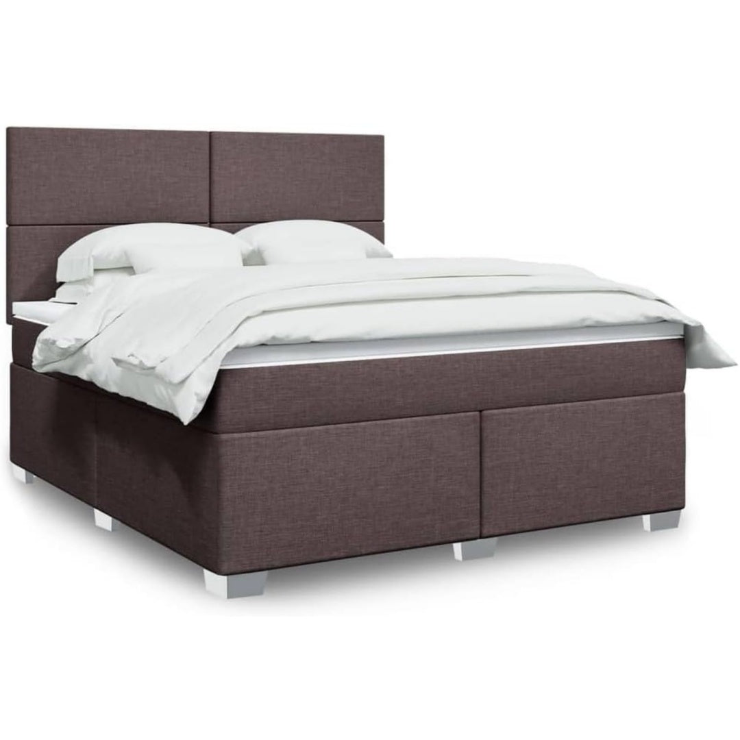 Das Boxspringbett misst 180 x 200 cm