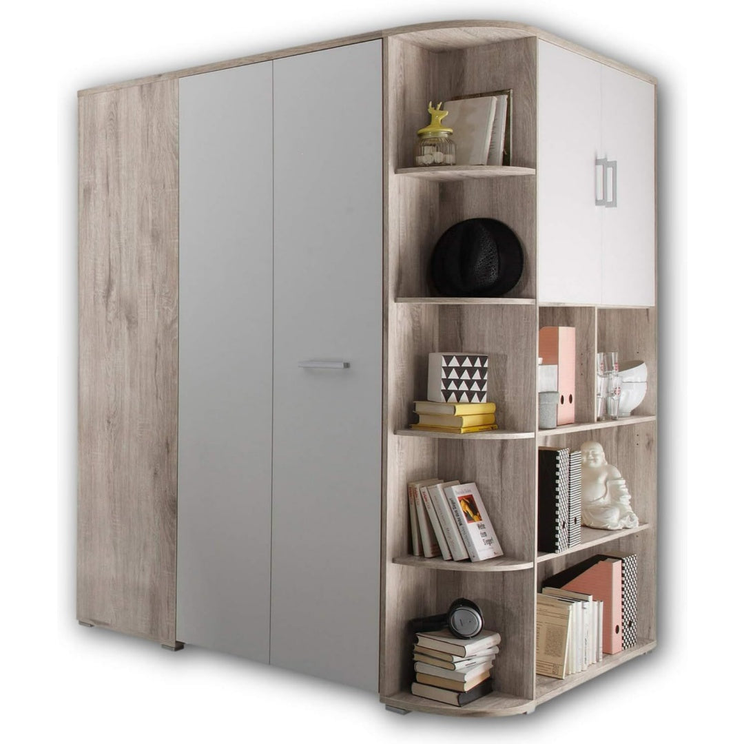 Eine Gestaltung in Eichenbraun kennzeichnet den Kleiderschrank