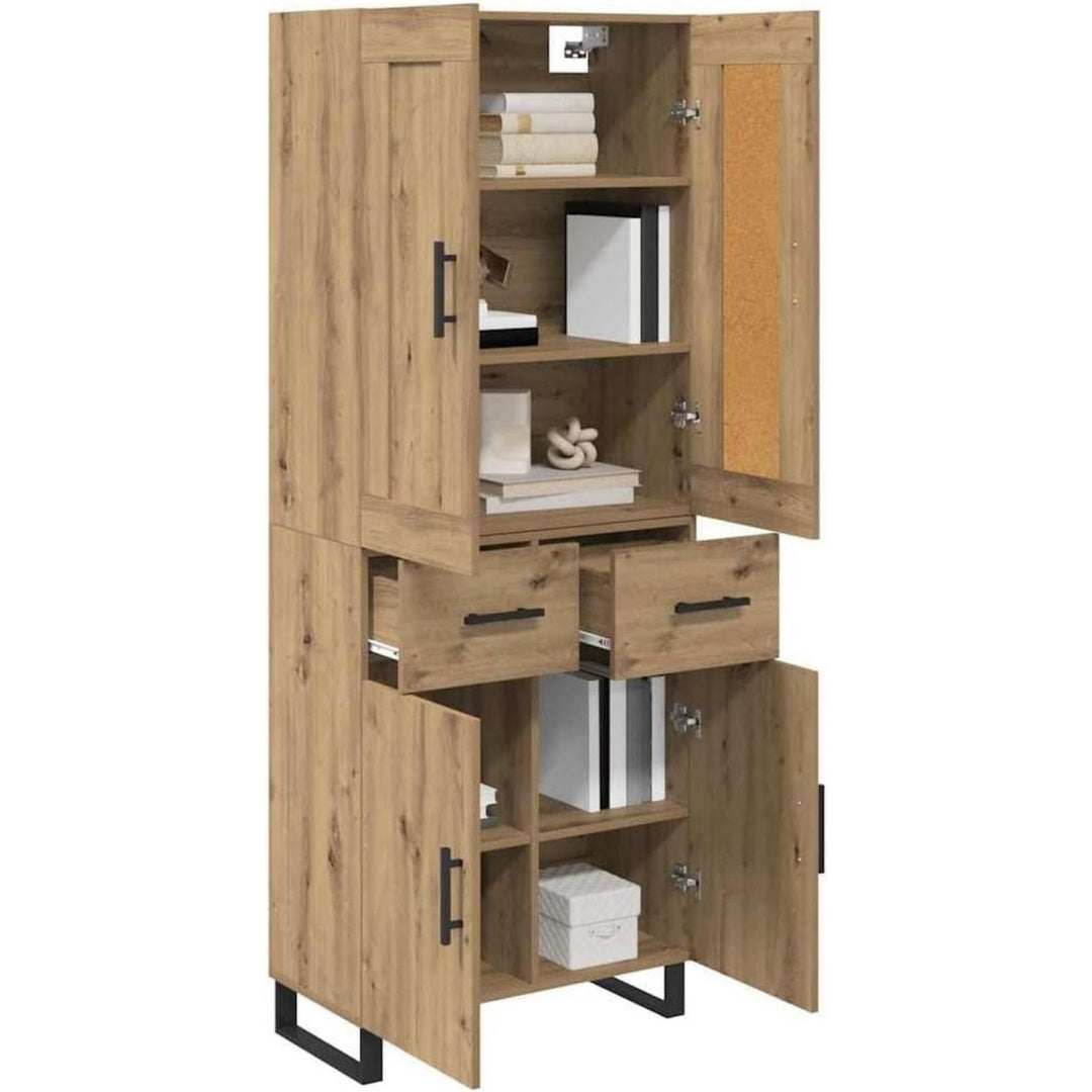 Der Hochschrank vereint Form und Metallgriffe