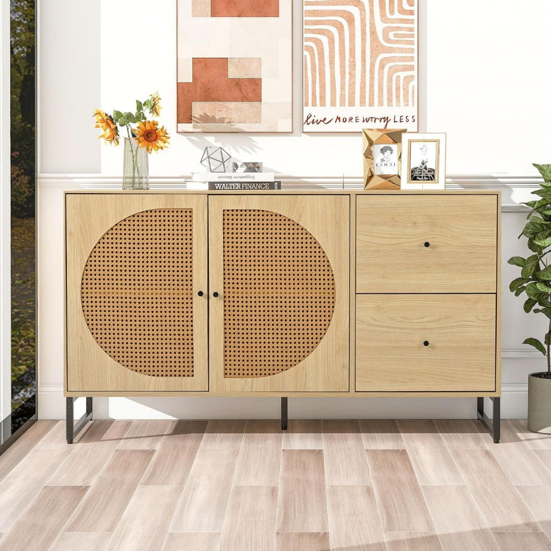 Der Hochschrank nimmt mit 130 x 40 x 75 cm Gestalt an