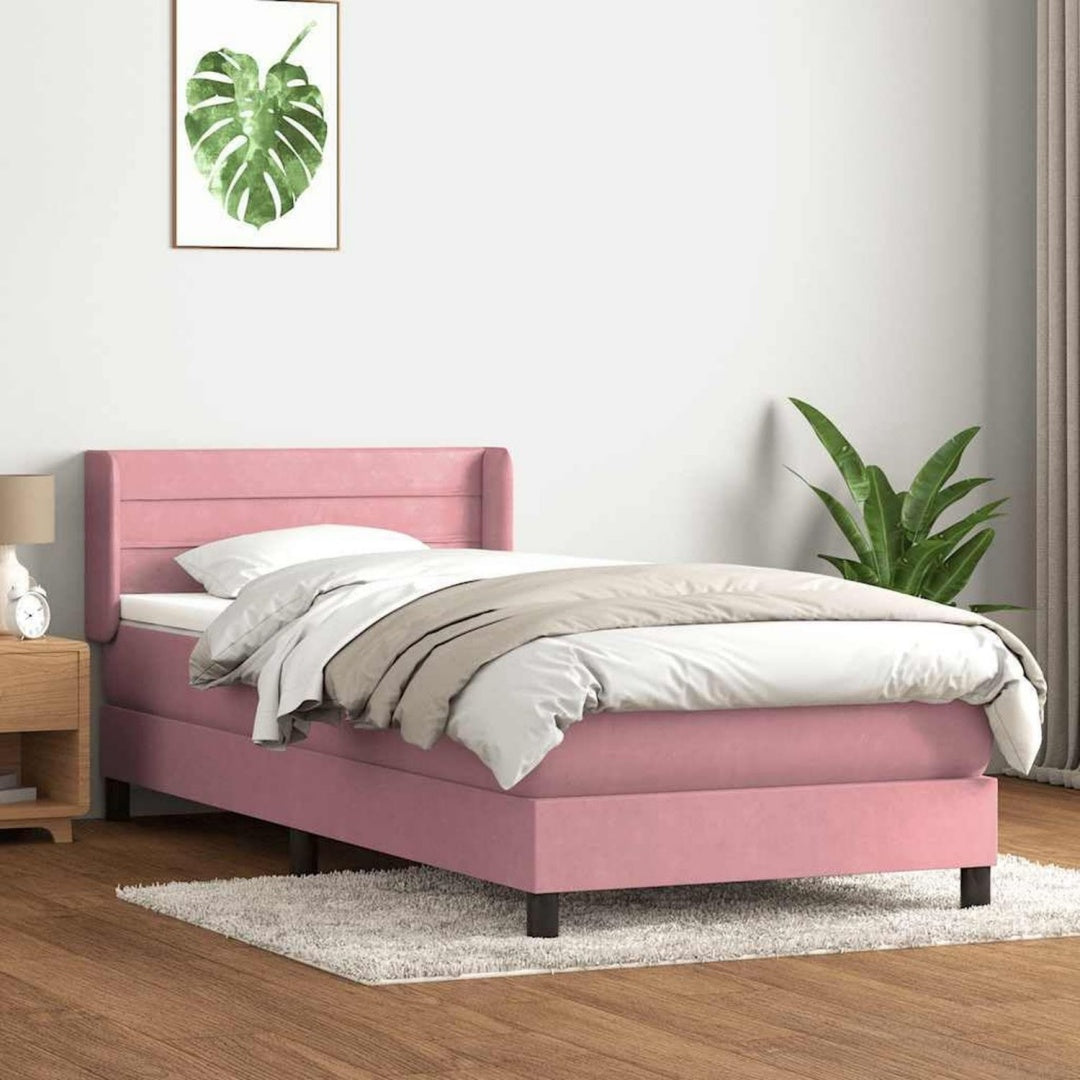 Das Boxspringbett misst 80 x 220 cm in Rosa