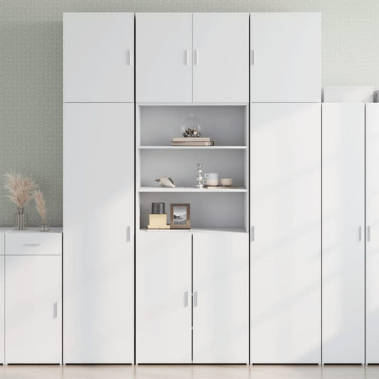 Bei dem Hochschrank stehen offene Ablagen im Mittelpunkt