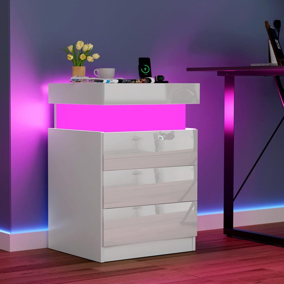 LED Beleuchtung trifft bei dem Nachttisch auf Schubladen