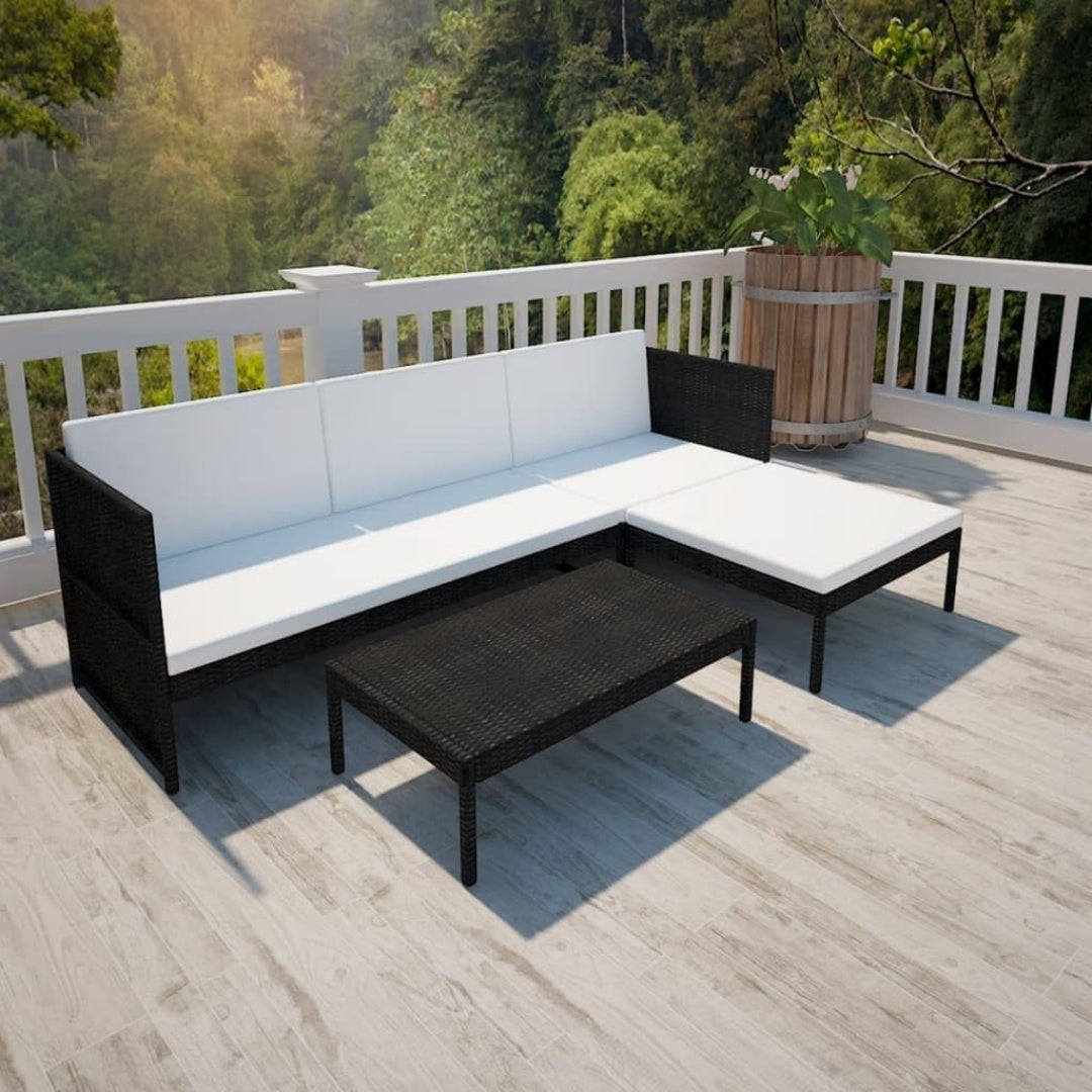 Sofa mit weichen Polstern, Flechtoptik und einem Metallgestell