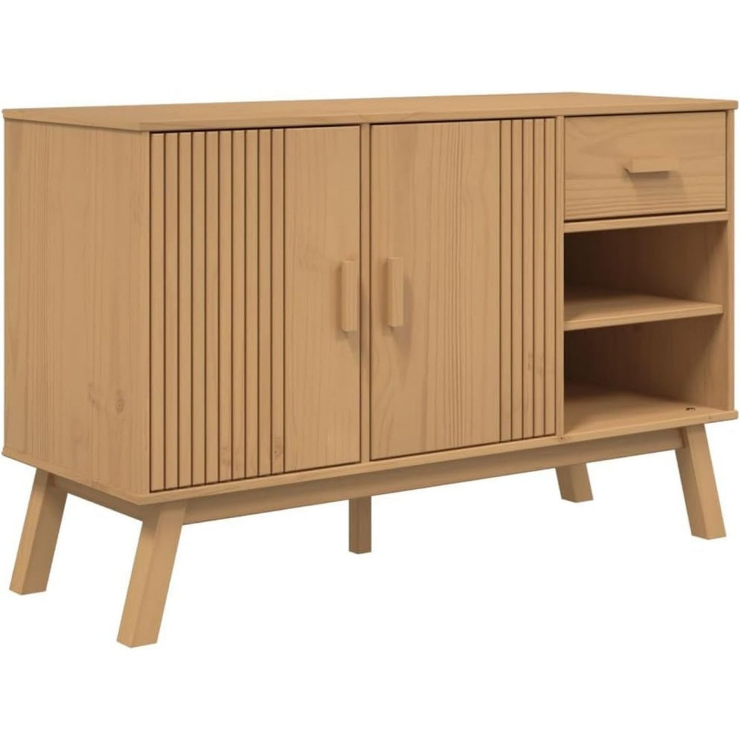 Offene Ablagen und eine Wandmontage an dem Sideboard