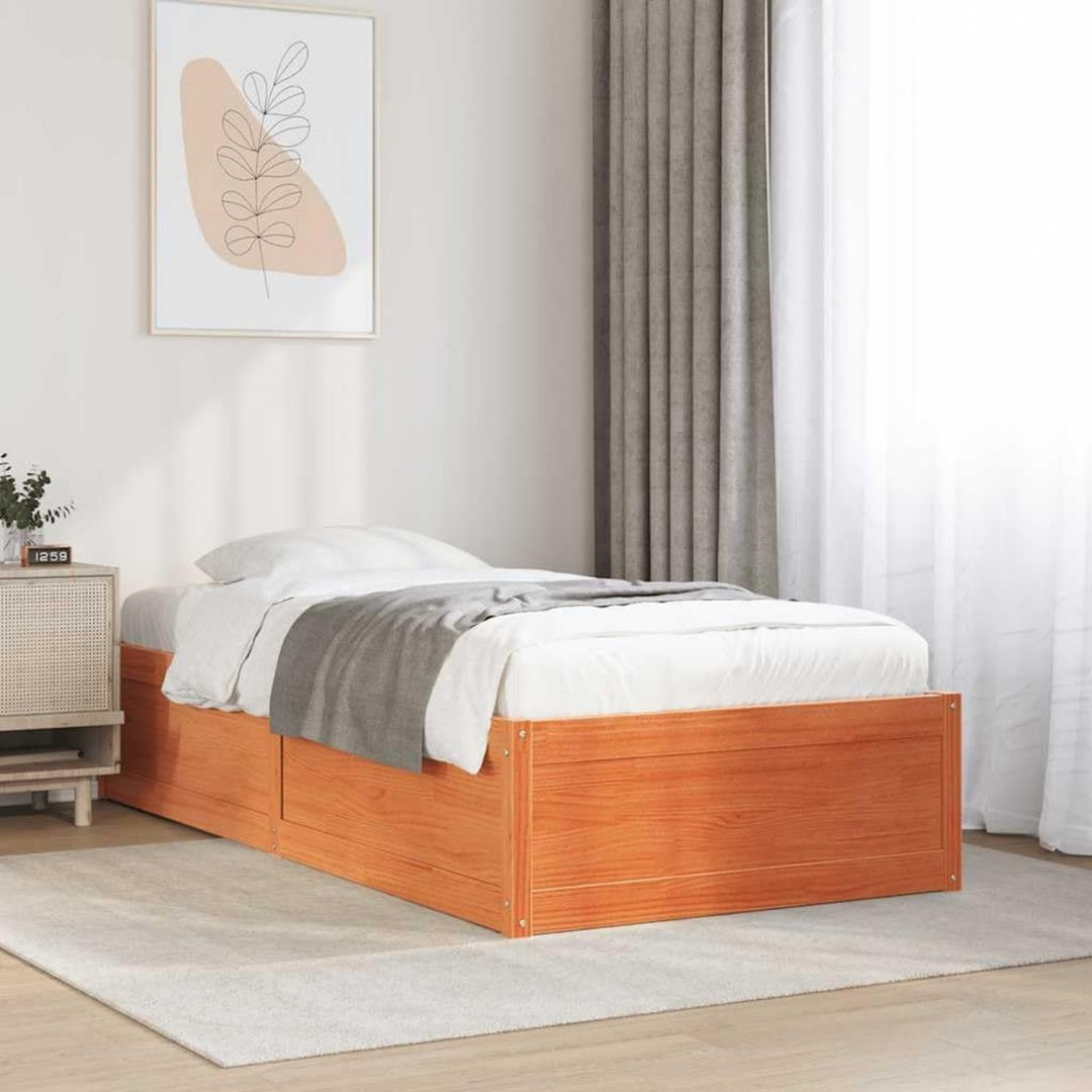 Bettgestell aus Holzwerkstoff und Kiefernholz in Naturbraun