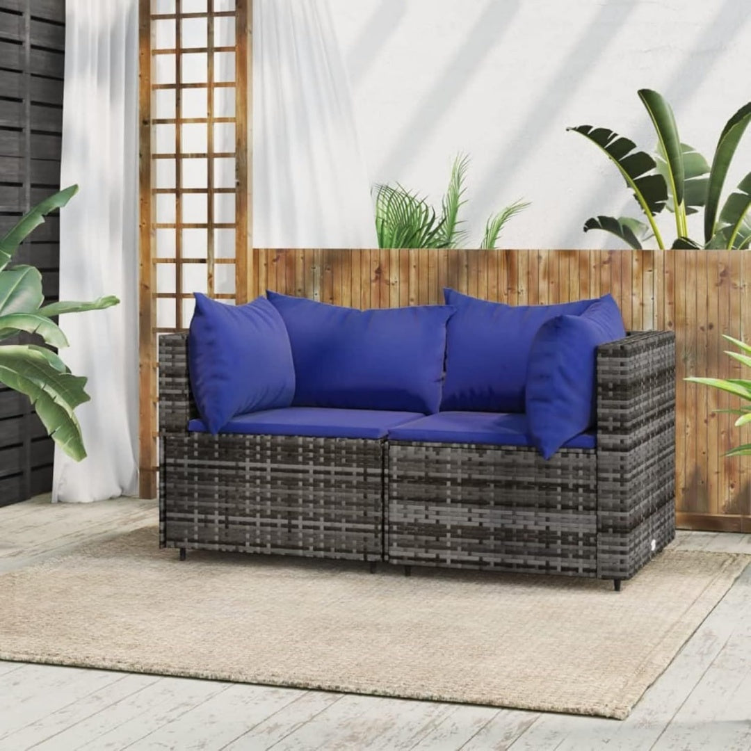Sofa mit Flechtoptik und einem Metallgestell
