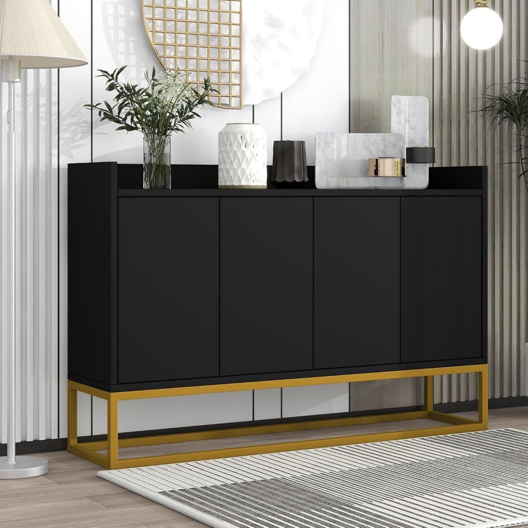 Grifflose Fronten an dem Sideboard aus Holzwerkstoff und Metall